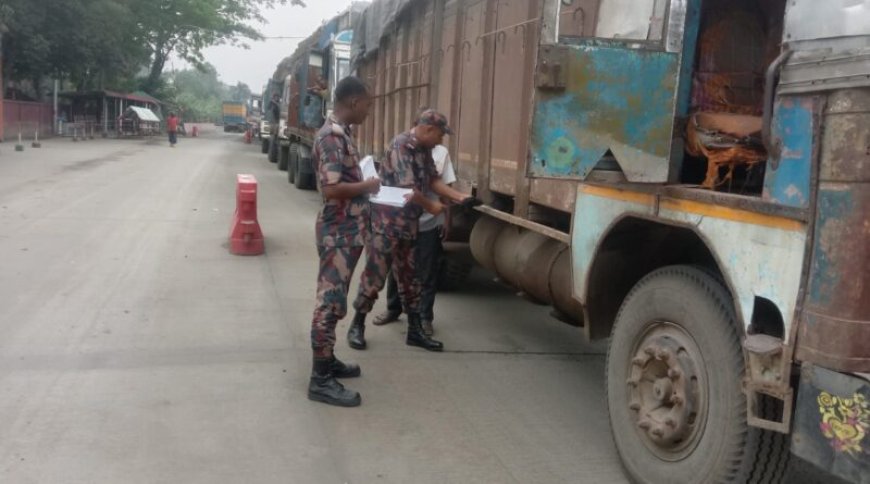 সাতক্ষীরার সীমান্তে তেল পাচার রোধ, ঈদ-পহেলা বৈশাখ ঘিরে বিশেষ কর্মসূচি জোরদার ৩৩ বিজিবির