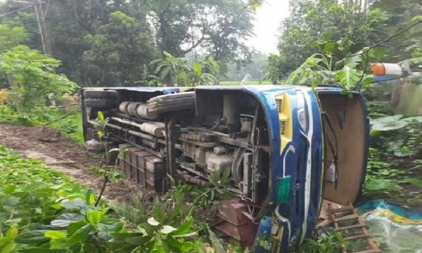 কিশোরগঞ্জে স্কুলছাত্রীকে বাঁচাতে নিয়ন্ত্রণ হারাল বাস,দূর্ঘটনায় আহত ২০