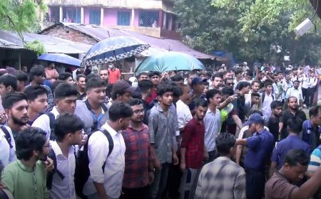 সাতক্ষীরা সরকারি কলেজের শিক্ষককের সাথে এক কোচিং সেন্টারের পরিচালকের অশালিন আচরণের ঘটনায় শিক্ষার্থীদের বিক্ষোভ