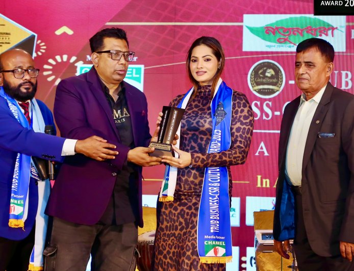 প্রতিশ্রুতিশীল চিত্রনায়িকা হিসেবে সম্মাননা পেলেন প্রিয়মনি