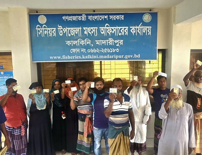 কালকিনিতে জেলেদের চাল বিতরনে অনিয়মের অভিযোগ!