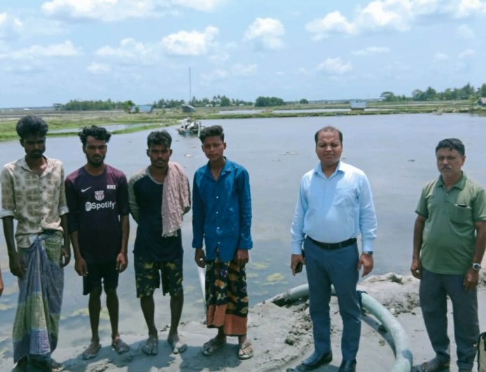 সাতক্ষীরার দেবহাটায় অবৈধভাবে বালু উত্তোলন, ৩০ হাজার টাকা জরিমানা