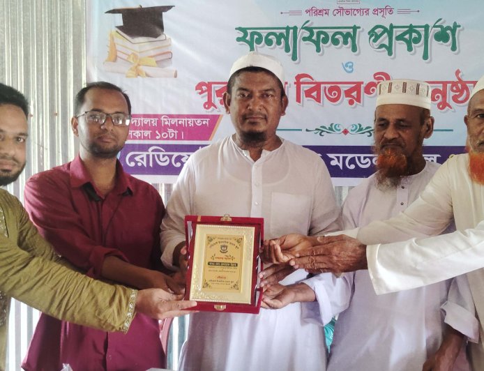 মহিপুরে স্কুলের রাস্তা ইটের সলিং করে সম্মাননা পেলেন চেয়ারম্যান হেদায়েত উল্লাহ