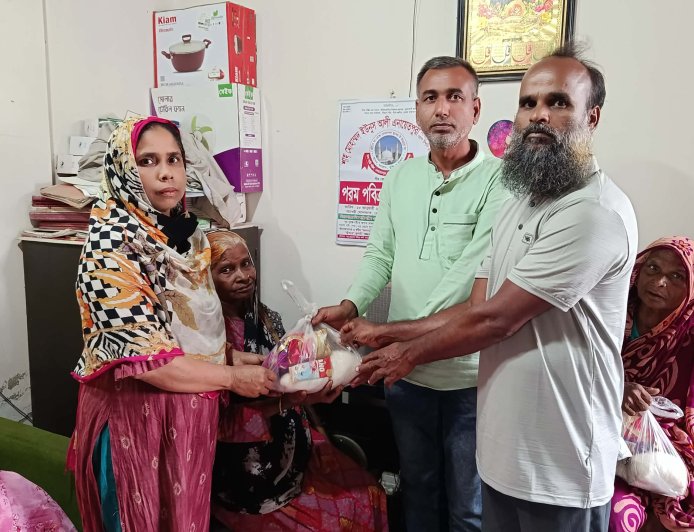 জামালপুরে কাউন্সিলর প্রার্থী আরজু আহম্মেদ তারার ঈদ উপহার