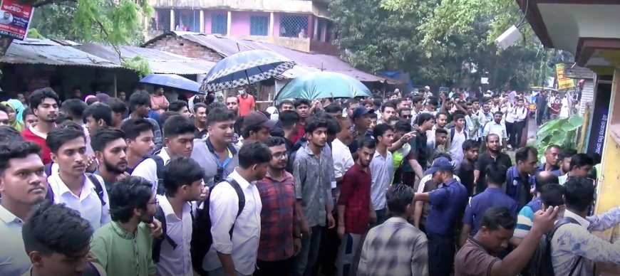 সাতক্ষীরা সরকারি কলেজের শিক্ষককের সাথে এক কোচিং সেন্টারের পরিচালকের অশালিন আচরণের ঘটনায় শিক্ষার্থীদের বিক্ষোভ