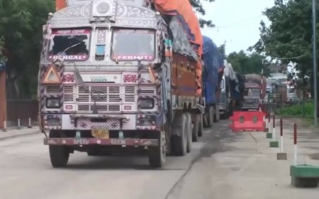 টানা ৭দিনের ছুটি শেষে আজ থেকে শুরু হয়েছে সাতক্ষীরার ভোমরা স্থলবন্দরের আমদানি-রপ্তানি বাণিজ্যিক কার্যক্রম, কর্মচাঞ্চল্য ফিরেছে বন্দর ব্যবহারকারীদের মাঝে