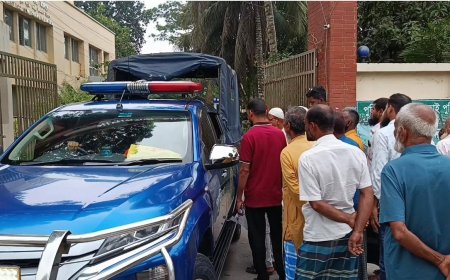 মাদ্রাসা শিক্ষার্থীকে তুলে নেওয়ার অভিযোগ, মামলা নিতে গড়িমসির প্রতিবাদে থানার সামনে পরিবারের অবস্থান