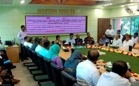 খুলনা বিভাগীয় কমিশনারের সাথে সাতক্ষীরায় জেলা পর্যায়ের সরকারী কর্মকর্তাদের মতবিনিময়