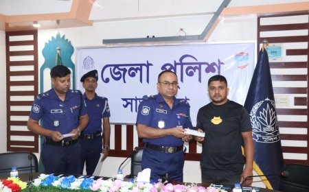 সাতক্ষীরা পুলিশ কর্তৃক উদ্ধারকৃত মোবাইল ফোন ও বিকাশের টাকা প্রকৃত মালিকদের নিকট হস্তান্তর
