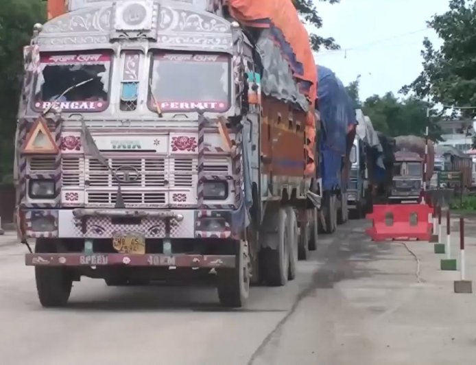 টানা ৭দিনের ছুটি শেষে আজ থেকে শুরু হয়েছে সাতক্ষীরার ভোমরা স্থলবন্দরের আমদানি-রপ্তানি বাণিজ্যিক কার্যক্রম, কর্মচাঞ্চল্য ফিরেছে বন্দর ব্যবহারকারীদের মাঝে