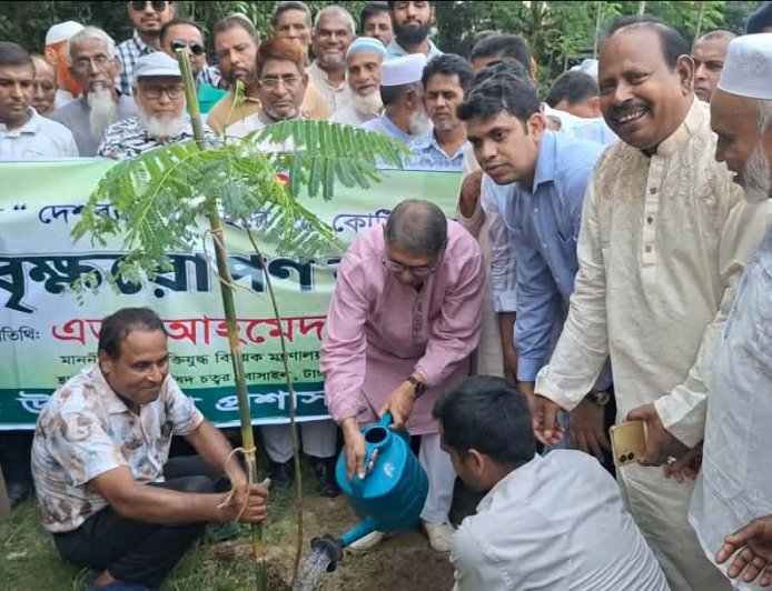 বাসাইলে বৃক্ষরোপণ কর্মসূচির উদ্বোধন করলেন মুক্তিযুদ্ধ বিষয়ক মন্ত্রী আহমেদ আযম খান