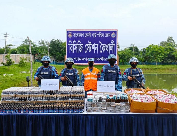 সুন্দরবন সাতক্ষীরা রেঞ্জের বড় হোগলডোরা খাল সংলগ্ন এলাকা থেকে প্রায় ৩৩ লাখ টাকা মূল্যের বিপুল পরিমাণ ফেন্সিডিল ও ঔষধ জব্দ