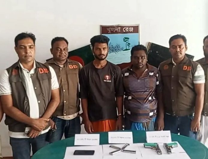 শার্শার রুদ্রপুরে গভীর রাতে ডিবির অভিযান: বালিশের নিচে মিলল বিদেশি পিস্তল, সহযোগীসহ আটক ২