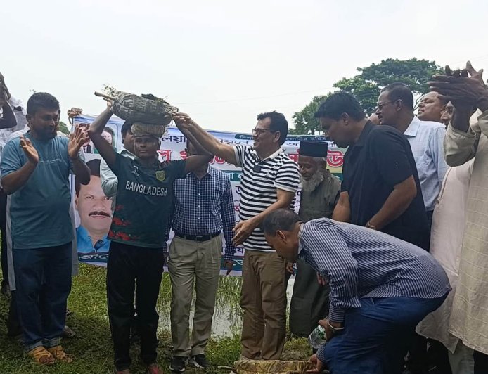 সাতক্ষীরার তালায় খাল সংস্কার, পাইপ স্থাপন ও জলাবদ্ধতা নিরসন কার্যক্রমের উদ্বোধন