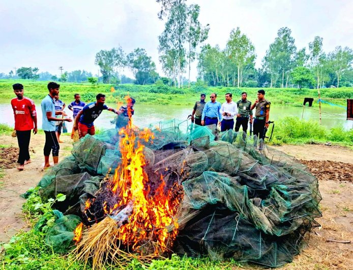 গোপালপুরে মোবাইল কোর্ট পরিচালনায় ৩০০ মিটার চায়না জাল পুড়িয়ে বিনষ্ট
