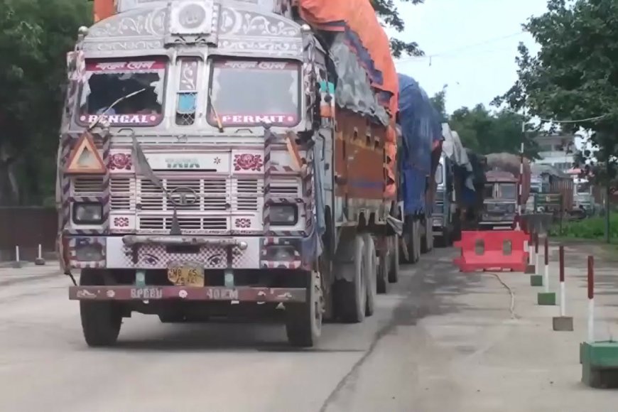 টানা ৭দিনের ছুটি শেষে আজ থেকে শুরু হয়েছে সাতক্ষীরার ভোমরা স্থলবন্দরের আমদানি-রপ্তানি বাণিজ্যিক কার্যক্রম, কর্মচাঞ্চল্য ফিরেছে বন্দর ব্যবহারকারীদের মাঝে