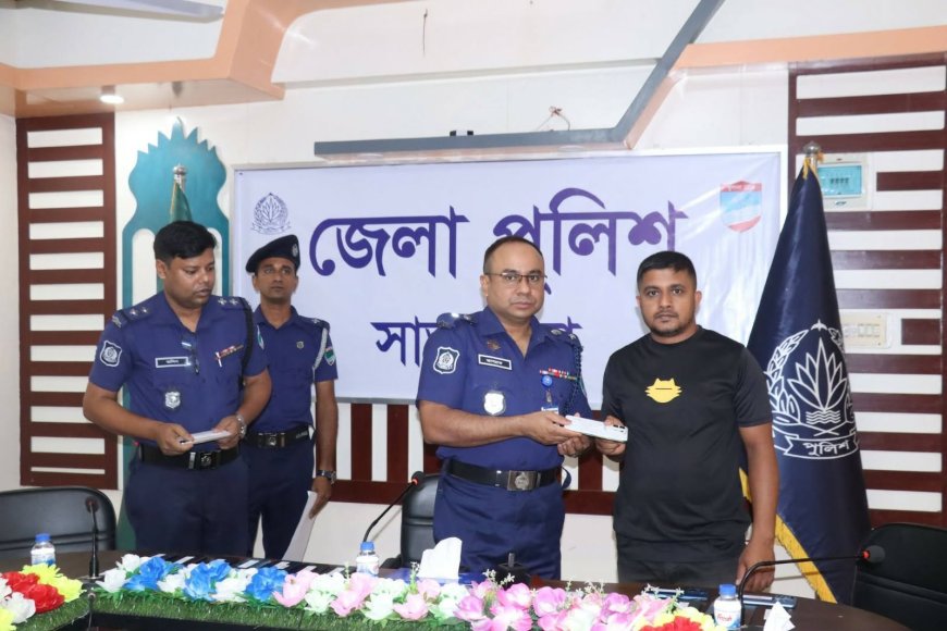 সাতক্ষীরা পুলিশ কর্তৃক উদ্ধারকৃত মোবাইল ফোন ও বিকাশের টাকা প্রকৃত মালিকদের নিকট হস্তান্তর