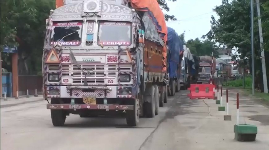 টানা ৭দিনের ছুটি শেষে আজ থেকে শুরু হয়েছে সাতক্ষীরার ভোমরা স্থলবন্দরের আমদানি-রপ্তানি বাণিজ্যিক কার্যক্রম, কর্মচাঞ্চল্য ফিরেছে বন্দর ব্যবহারকারীদের মাঝে