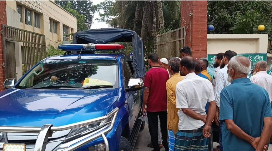 মাদ্রাসা শিক্ষার্থীকে তুলে নেওয়ার অভিযোগ, মামলা নিতে গড়িমসির প্রতিবাদে থানার সামনে পরিবারের অবস্থান