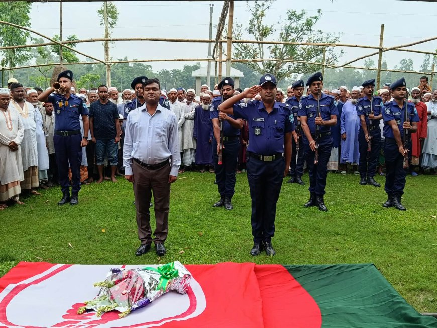 উলিপুরে রাষ্ট্রীয় মর্যাদায় বীর মুক্তিযোদ্ধা নুরুজ্জামান সরকারের দাফন সম্পন্ন