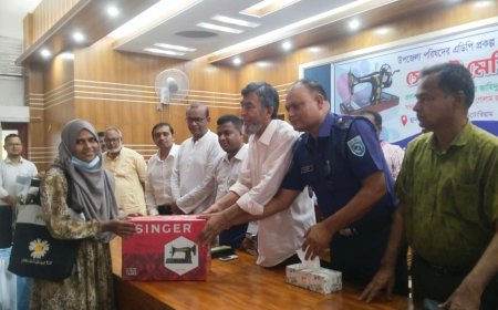 পীরগঞ্জে ২০৮ দুস্থ নারীর মাঝে বিনামূল্যে সেলাই মেশিন বিতরণ
