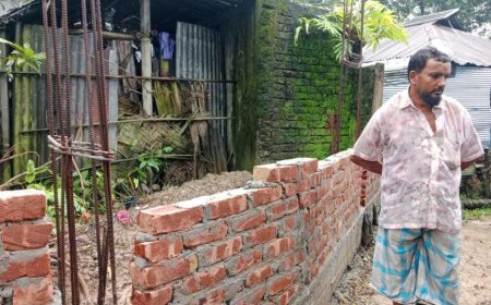 মিরসরাইয়ে বিচারাধীন মামলার মধ্যেই চলাচলের রাস্তা বন্ধ করে দেয়াল নির্মাণের অভিযোগ