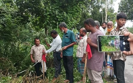 পীরগঞ্জে দখলকৃত সরকারি রেকর্ডিও  রাস্তা উদ্ধার করল উপজেলা প্রশাসন লাল কার্ড ফ্লাগ এর খুঁটি দিয়ে সীমানা নির্ধারণ 