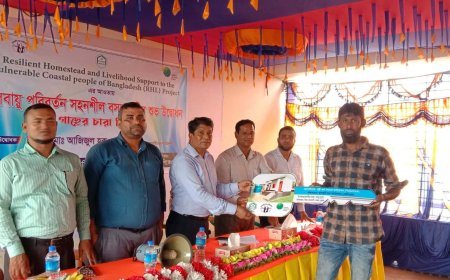 কয়রায় আরএইচএল প্রকল্পের জলবায়ু সহনশীল গৃহ উদ্বোধন ও বৃক্ষচারা বিতরণ