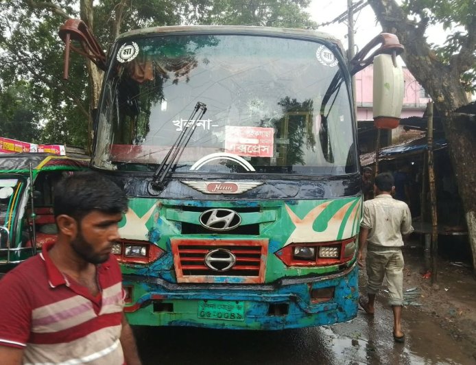 সাতক্ষীরার তালায় বাসচাপায় এক স্কুল শিক্ষার্থীর মৃত্যু