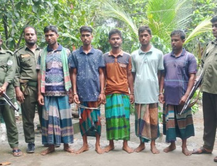 সুন্দরবনে নিষিদ্ধ সময়ে মাছ শিকার,৫ জেলে কারাগারে