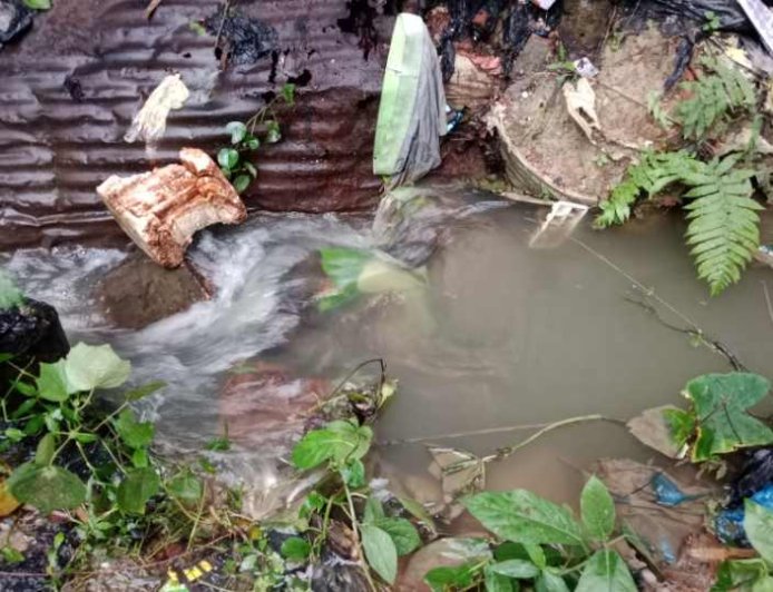 ড্রেনের মুখ বন্ধ করে দেওয়া, অল্প বৃষ্টিতেই জলাবদ্ধতা