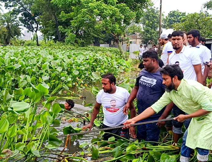 গবাখাল বাঁচানোর অভিযানে ঝাঁপিয়ে পড়লেন সোহেল রানা খান