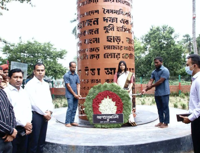সাতক্ষীরায় জুলাই শহীদ দিবস উপলক্ষে স্মৃতি স্তম্ভে পুষ্পস্তবক অর্পন ও আলোচনাসভা অনুষ্ঠিত