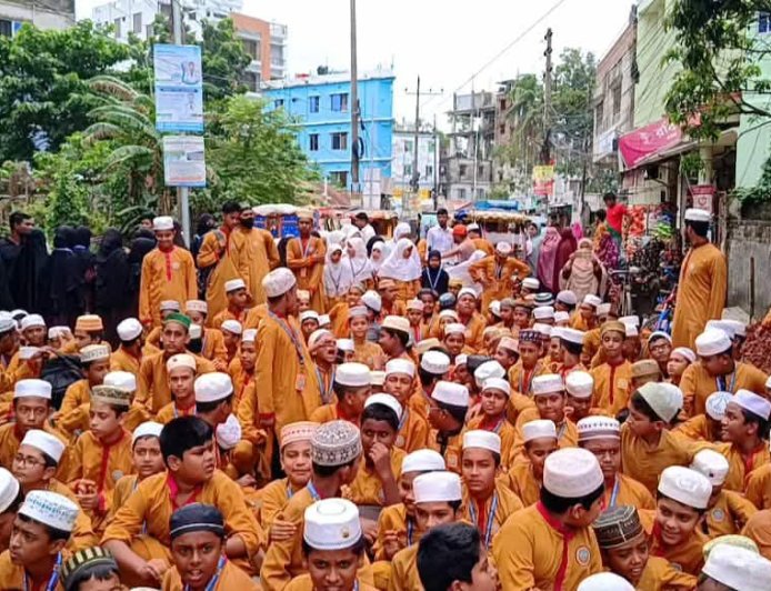 চাঁদা দাবির অভিযোগে জামালপুরে মাদ্রাসার শিক্ষার্থীদের  সড়ক অবরোধ