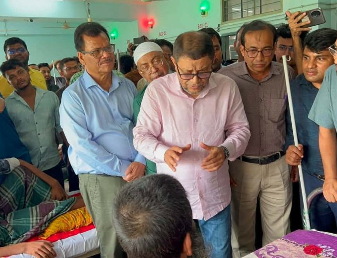 আকস্মিক পরিদর্শনে সাতক্ষীরায় স্বাস্থ্যমন্ত্রী : দুই চিকিৎসকসহ বরখাস্ত তিন