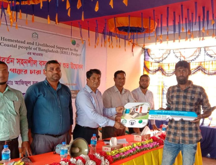 কয়রায় আরএইচএল প্রকল্পের জলবায়ু সহনশীল গৃহ উদ্বোধন ও বৃক্ষচারা বিতরণ