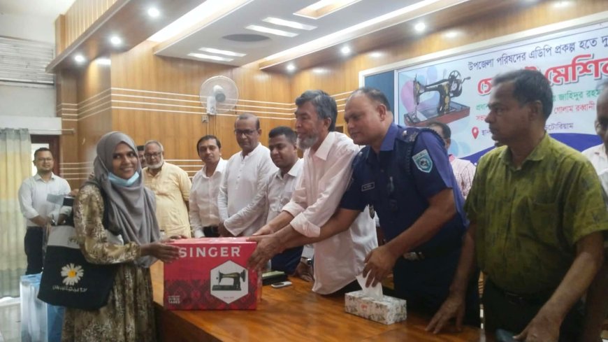 পীরগঞ্জে ২০৮ দুস্থ নারীর মাঝে বিনামূল্যে সেলাই মেশিন বিতরণ
