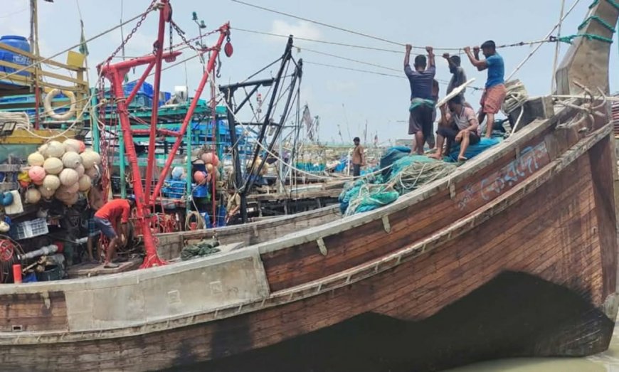 প্রশাসনের ভূমিকা নিয়ে প্রশ্ন– কেন বন্ধ হচ্ছে না অবৈধ ট্রলিং বোট, নেপথ্যে কারা?