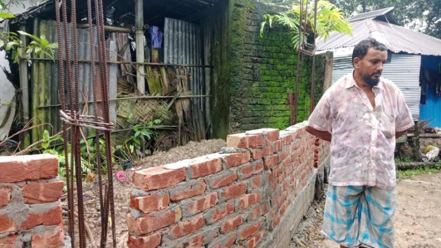 মিরসরাইয়ে বিচারাধীন মামলার মধ্যেই চলাচলের রাস্তা বন্ধ করে দেয়াল নির্মাণের অভিযোগ