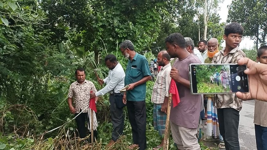 পীরগঞ্জে দখলকৃত সরকারি রেকর্ডিও  রাস্তা উদ্ধার করল উপজেলা প্রশাসন লাল কার্ড ফ্লাগ এর খুঁটি দিয়ে সীমানা নির্ধারণ 