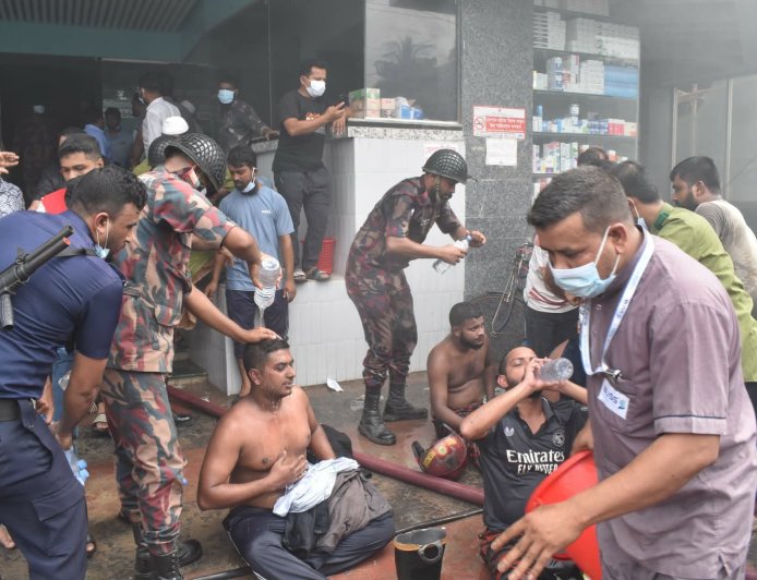 সাতক্ষীরার ব্লিস হাসপাতালে অক্সিজেন সিলিন্ডার বিস্ফোরণে অগ্নিকান্ড, প্রচন্ড ধোয়ায় ফায়ারসার্ভিস কর্মীসহ অনেকেই অসুস্থ্য