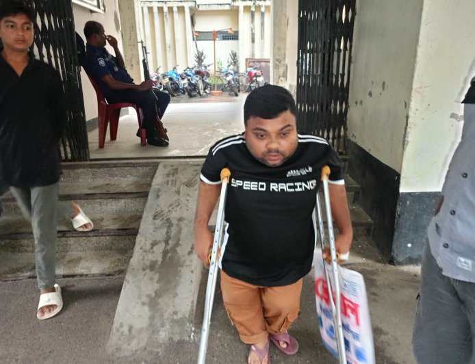 প্রতিবন্ধকতাকে হার মানিয়ে অনার্স-মাস্টার্স, তবুও মেলেনি সরকারি চাকরি, আনিসের শেষ স্বপ্ন কি পূরণ হবে কোনোদিন?