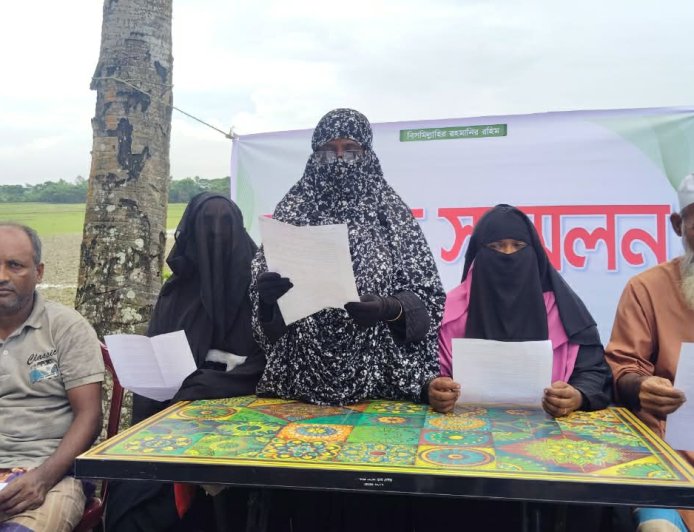 মহিপুরে আদালতের আদেশ অমান্য করে স্থাপনা নির্মাণের অভিযোগে সংবাদ সম্মেলন