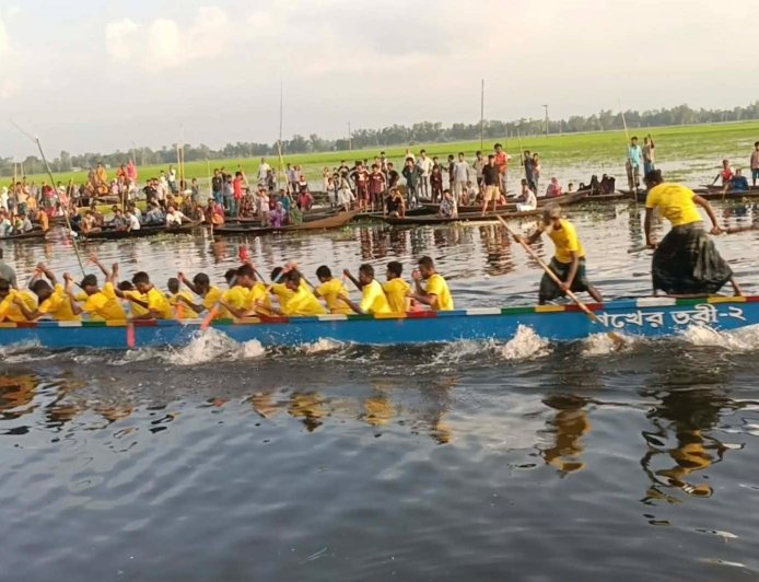 গোপালপুরের নিউ আশুলিয়ার নৌকা বাইচে হাজারো মানুষের ঢল