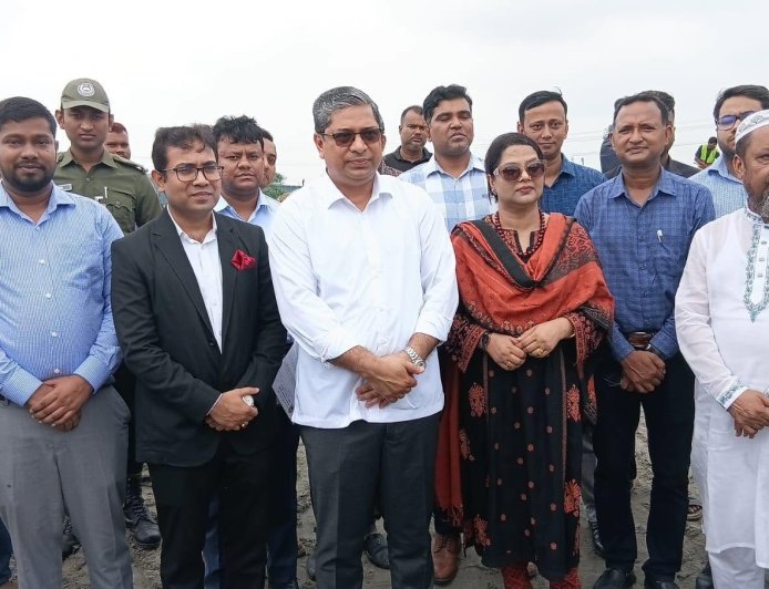সরকারের পক্ষ থেকে হকারদের পুনর্বাসন ছাড়া হকার উচ্ছেদ করা হবে না।